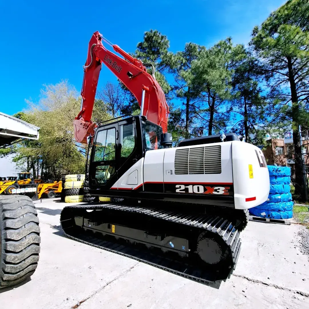 Excavadora Link-Belt 210 X3E usada en el patio de Trackmar